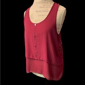 Sleeveless layered blouse w/lace back